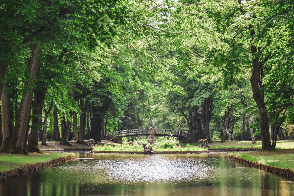 Sehenswürdigkeiten in Bayreuth: Blick auf den Kanal und die Schwaneninsel mit Skulpturengruppe im Hofgarten Bayreuth