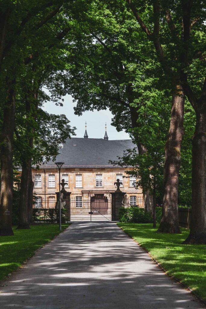 Sehenswürdigkeiten in Bayreuth: Die Mailbahnallee im Hofgarten mit Blick auf das Neue Schloss sowie auf die Spitzen der Türme der Stadtkirche