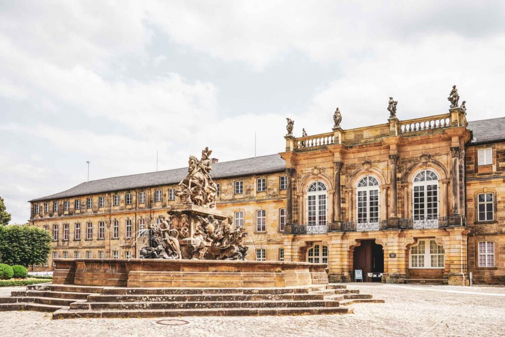Sehenswürdigkeiten in Bayreuth. Der Markgrafenbrunnen auf dem Residenzplatz vor dem Neuen Schloss in Bayreuth