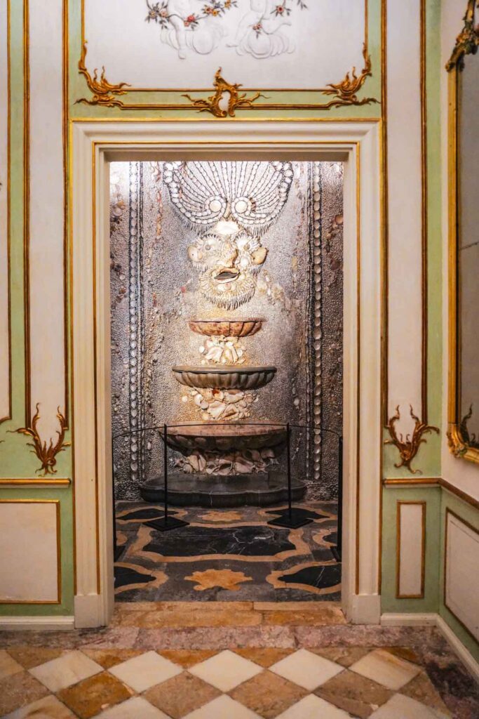 Sehenswürdigkeiten in Bayreuth: Das Neue Schloss. Blick in die Grotte in der fürstlichen Gartenwohnung des Italienischen Schlösschens