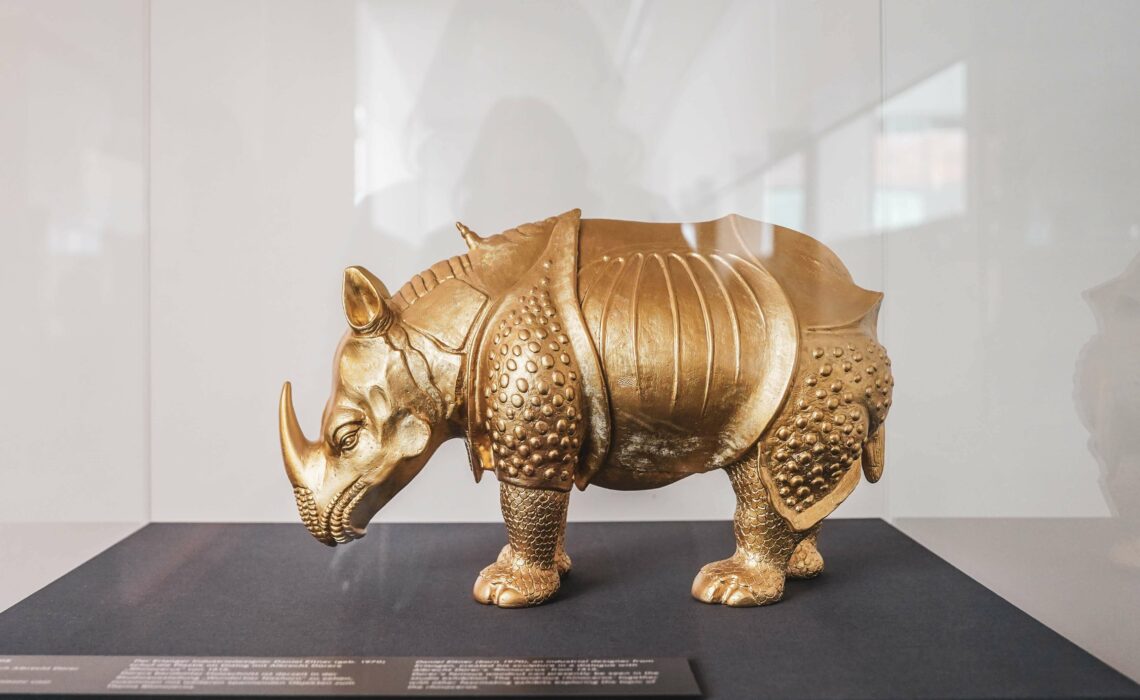 Goldenes Modell eines Rhinozeros nach dem Vorbild von Albrecht Dürers Holzschnitt von 1515