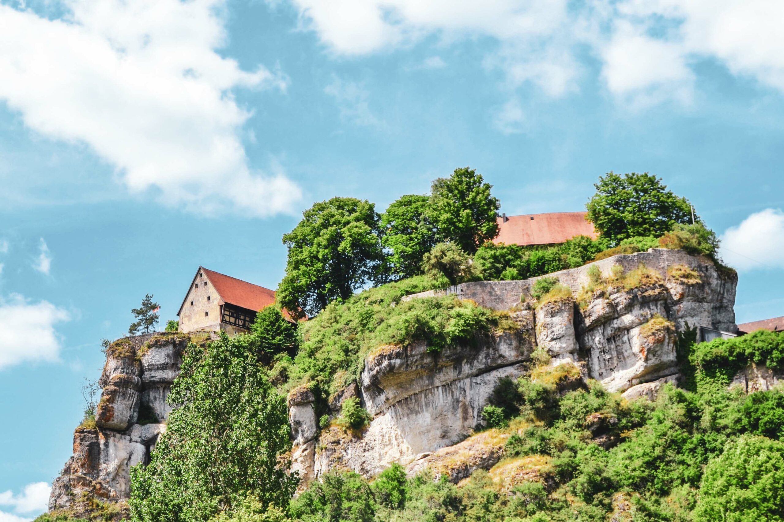 Burg Pottenstein in der Fränkischen Schweiz auf einem Felsen im Sommer