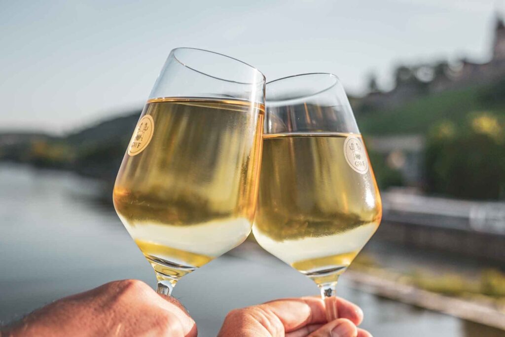 Foodtipps Würzburg: Fränkischen Weißwein trinken beim Brückenschoppen auf der Alten Mainbrücke in Würzburg mit Blick auf die Festung Marienberg