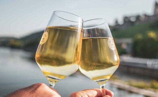 Foodtipps Würzburg: Fränkischen Weißwein trinken beim Brückenschoppen auf der Alten Mainbrücke in Würzburg mit Blick auf die Festung Marienberg