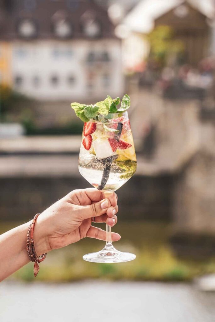 Foodtipps Würzburg: Lillet zum Aperitif in der Hoch3 Skylounge mit Blick auf die Alte Mainbrücke im Sommer trinken