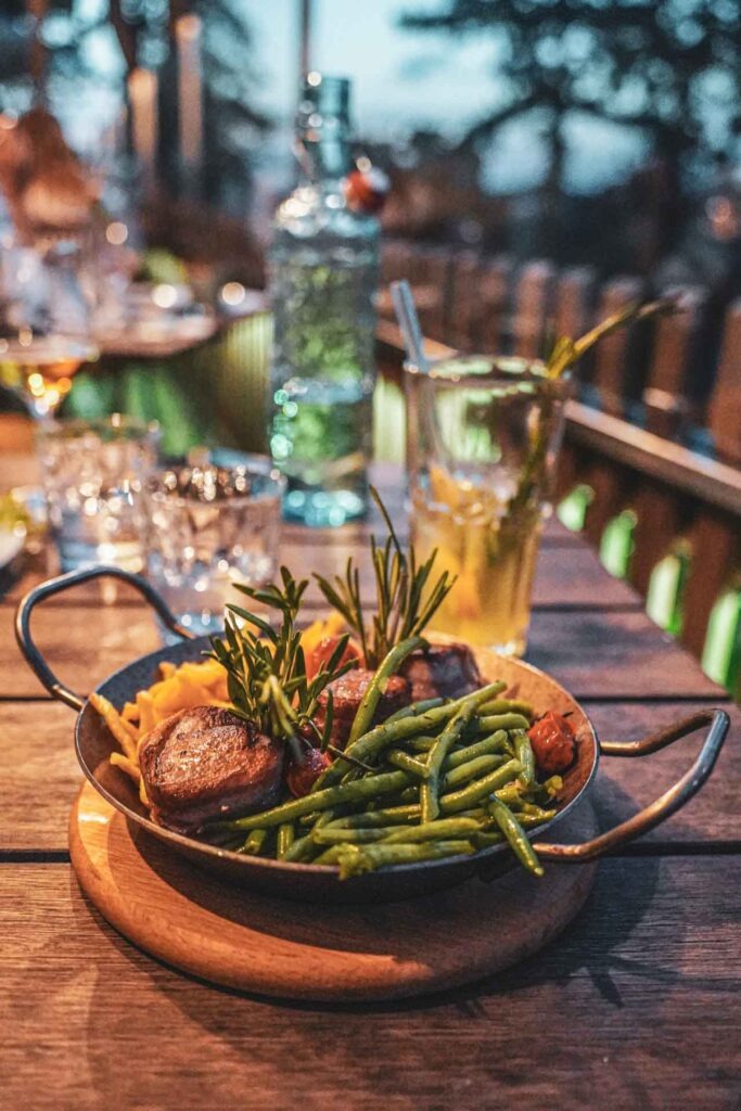 Foodtipps Würzburg: Abendessen im Nikolaushof im Biergarten im Sommer: Pfännchen mit Schweinefilet und Bohnen zum Hauptgang