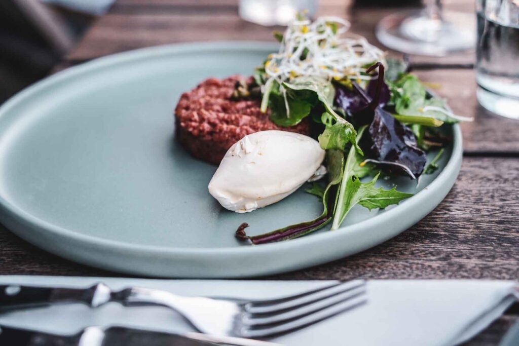 Foodtipps Würzburg: Tartar vom Weiderind als Vorspeise im Nikolaushof zum Abendessen im Biergarten im Sommer
