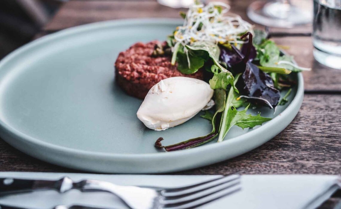 Foodtipps Würzburg: Tartar vom Weiderind als Vorspeise im Nikolaushof zum Abendessen im Biergarten im Sommer