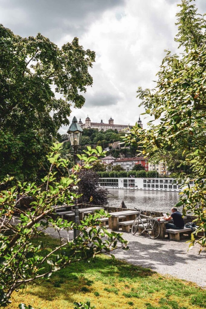 Foodtipps Würzburg: Ausblick auf den Fluss und die Festung Marienberg vom Brauereigasthof Alter Kranen
