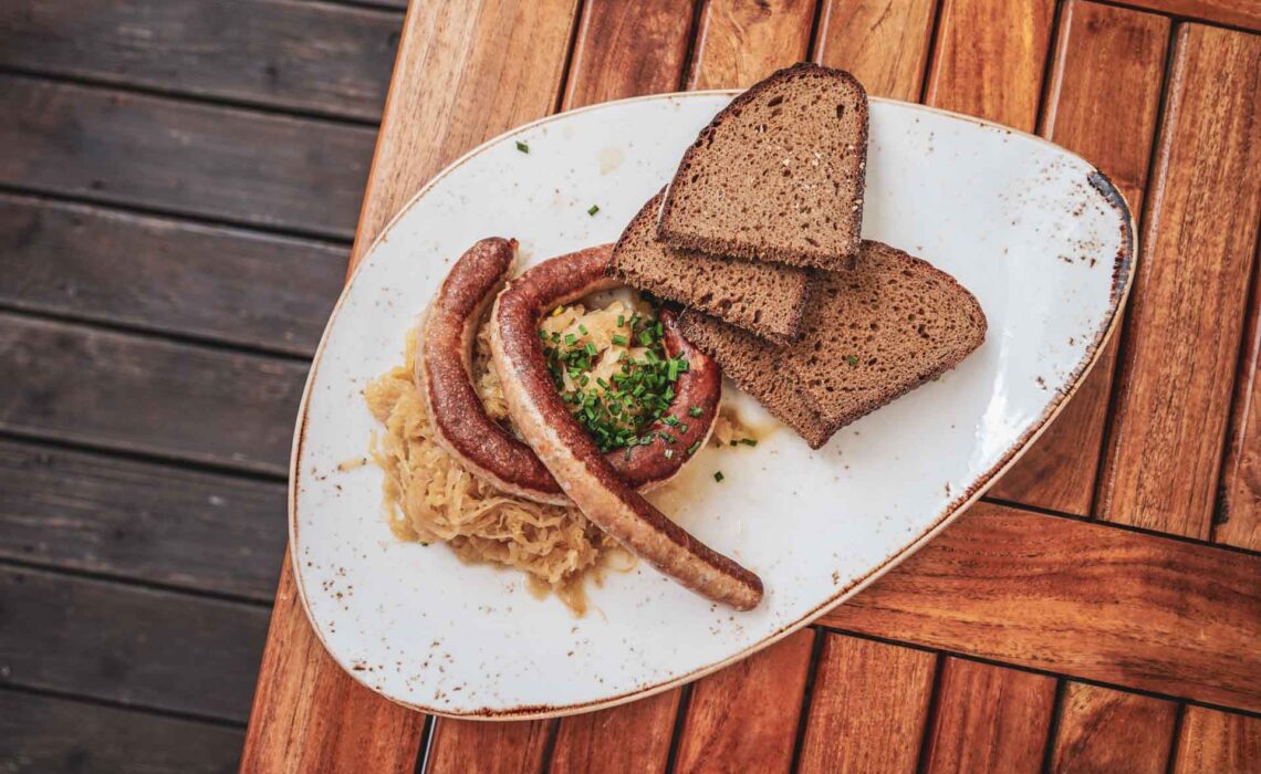 210811-Foodtipps-Wuerzburg-Restaurant-Brauereigasthof-Alter-Kranen-traditionelles-fraenkisches-Gasthaus-Mittagessen-Bratwuerste-Sauerkraut-Brot-Terrasse-Sommer-2028x1366