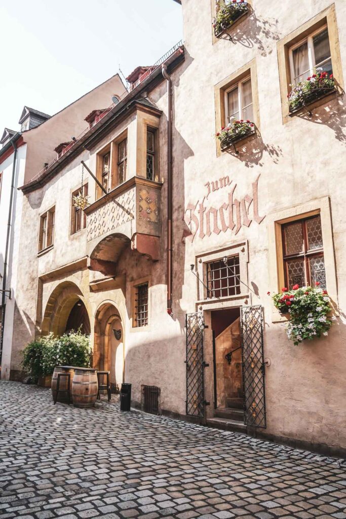 Foodtipps Würzburg: Die Renaissance-Fassade des Weinhaus zum Stachel in der Würzburger Altstadt