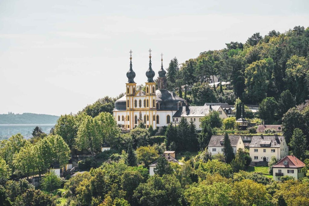 Reisetipps Würzburg: Die Wallfahrtskirche Käppele auf dem Nikolasberg im Sommer. Sie gehört zu den bekanntesten Sehenswürdigkeiten in Würzburg