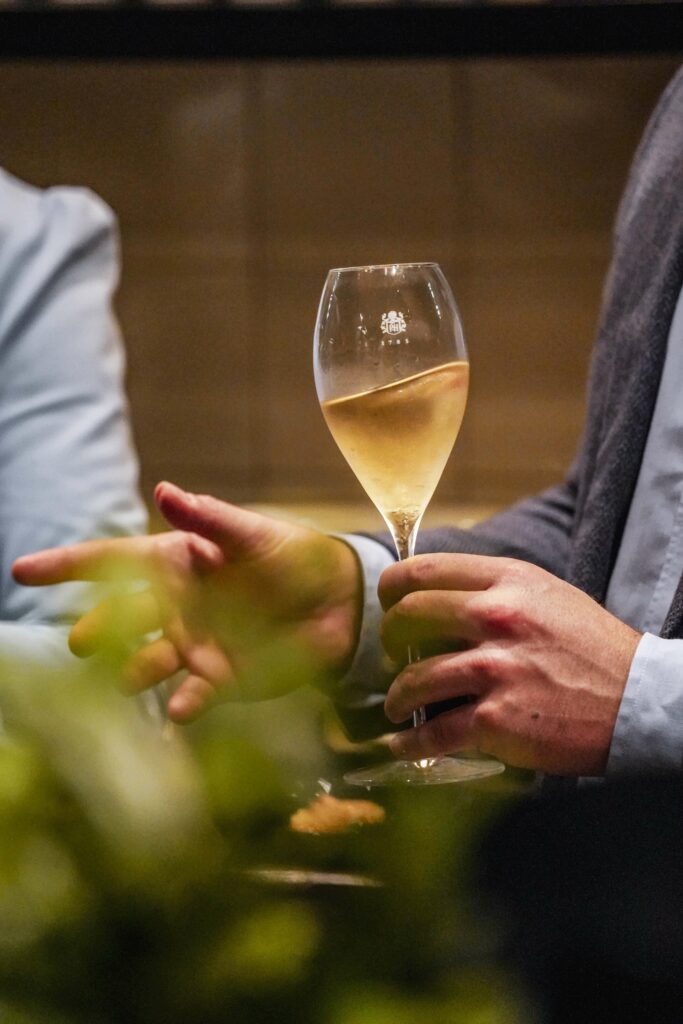 Glas Piper Heidsieck Champagner Extra Brut »Essentiel« als Aperitif bei der Schaumparty in der Cucina Cornelia Poletto in Hamburg