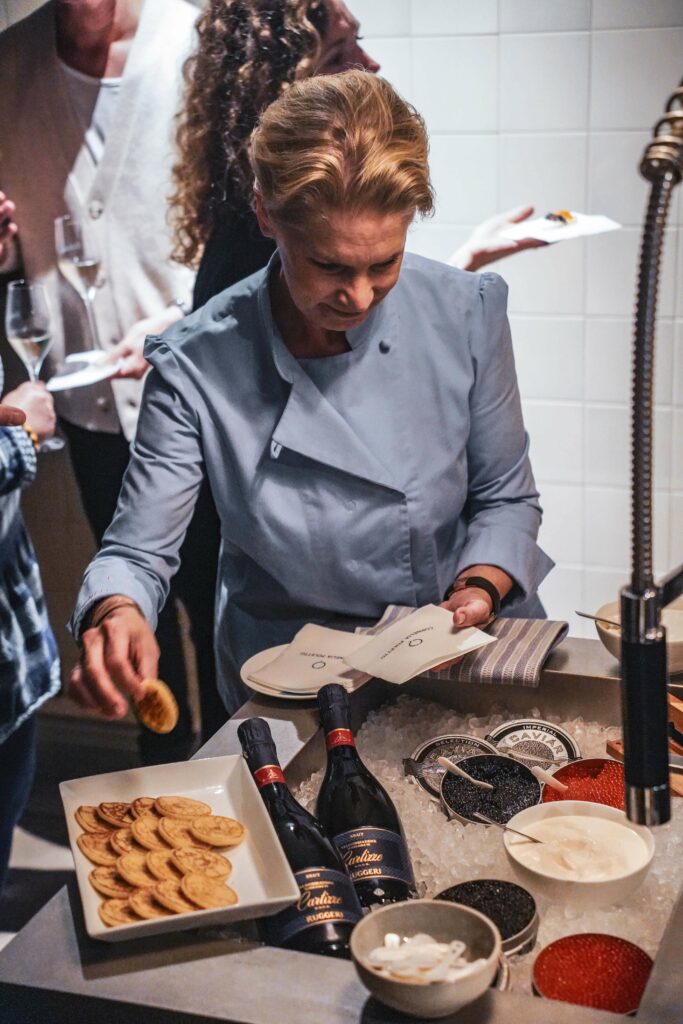 Starköchin Cornelia Poletto serviert Kaviar auf Blinis im Austernzimmer ihrer Cucina in Hamburg Eppendorf