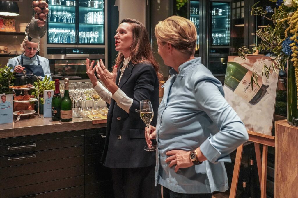 Hanna Oberauer und Cornelia Poletto teilen ihr Expertenwissen bei einem Genussebent in der Cucina Cornelia Poletto in Hamburg