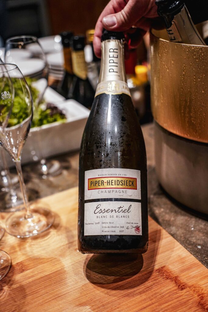 Eine Flasche 2021 Piper-Heidsieck Champagner Blanc de Blancs „Essentiel“ bei der Schaumparty in Cornelia Polettos Cucina in Hamburg