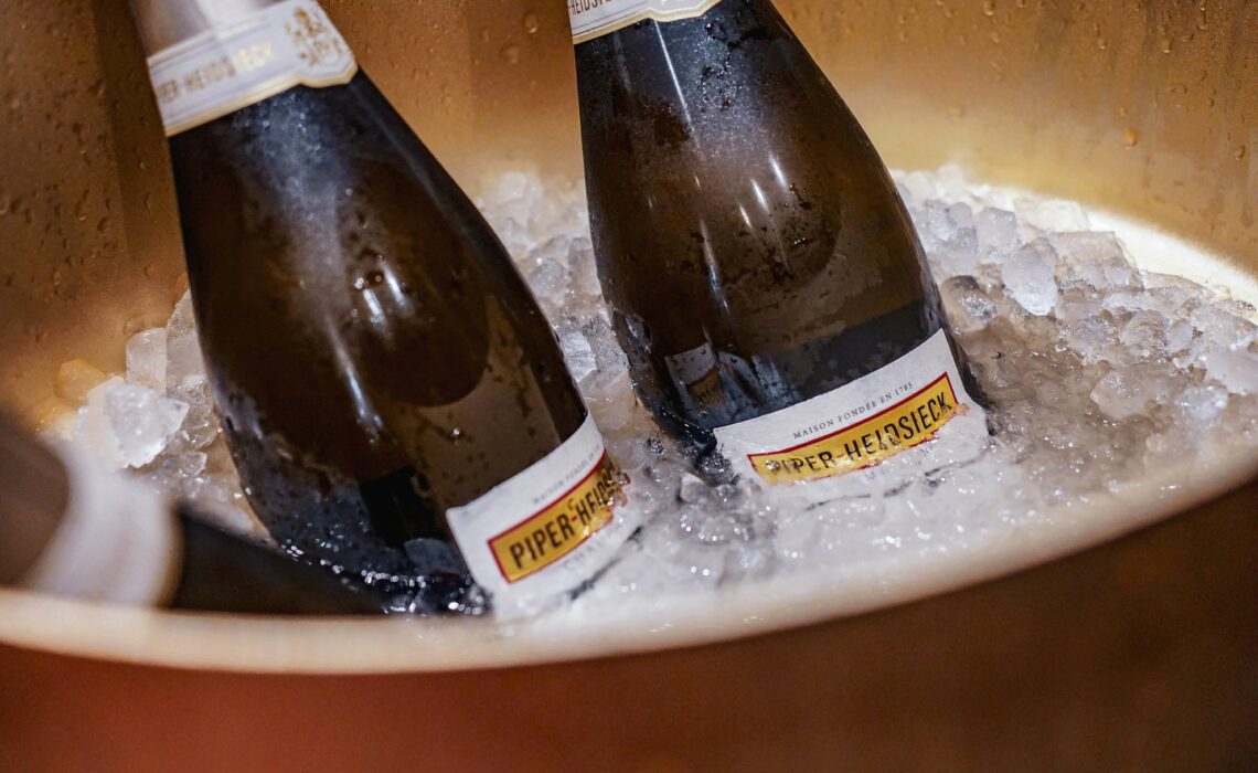 Flaschen 2021 Piper-Heidsieck Champagner Blanc de Blancs „Essentiel“ im Sektkühler auf Eis bei der Schaumparty in Cornelia Polettos Cucina in Hamburg