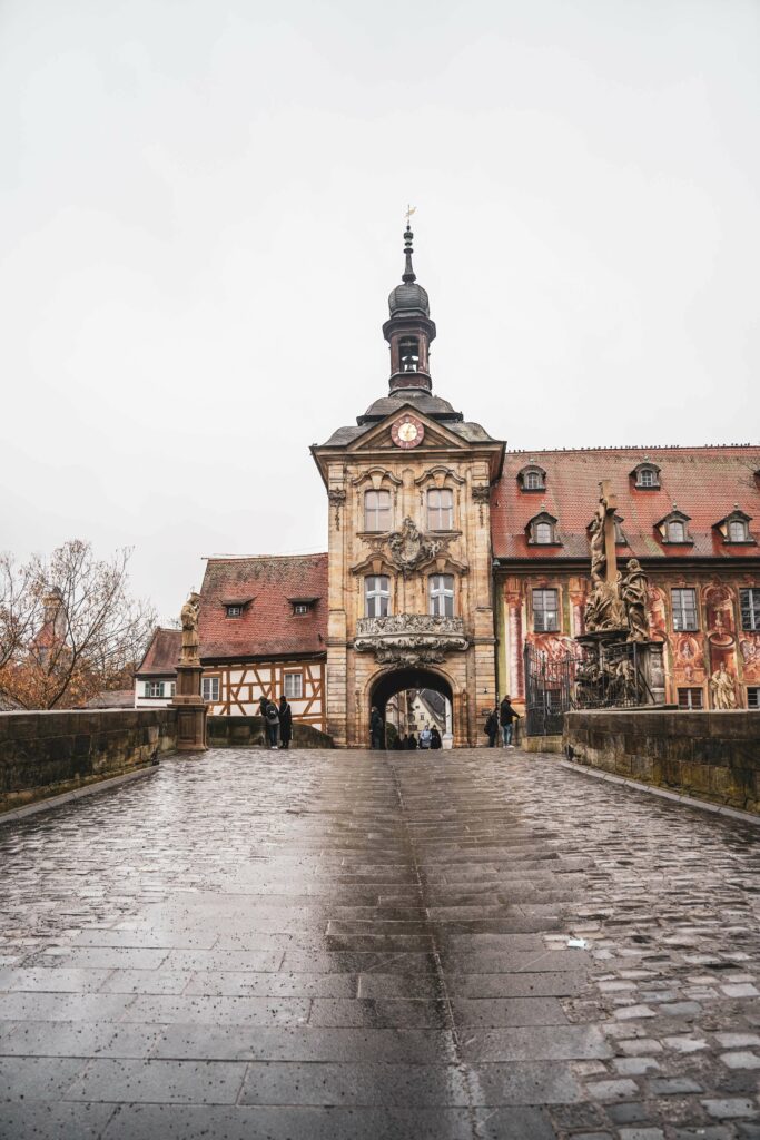 Das Alte Rathaus in Bamberg im Winter bei Regen