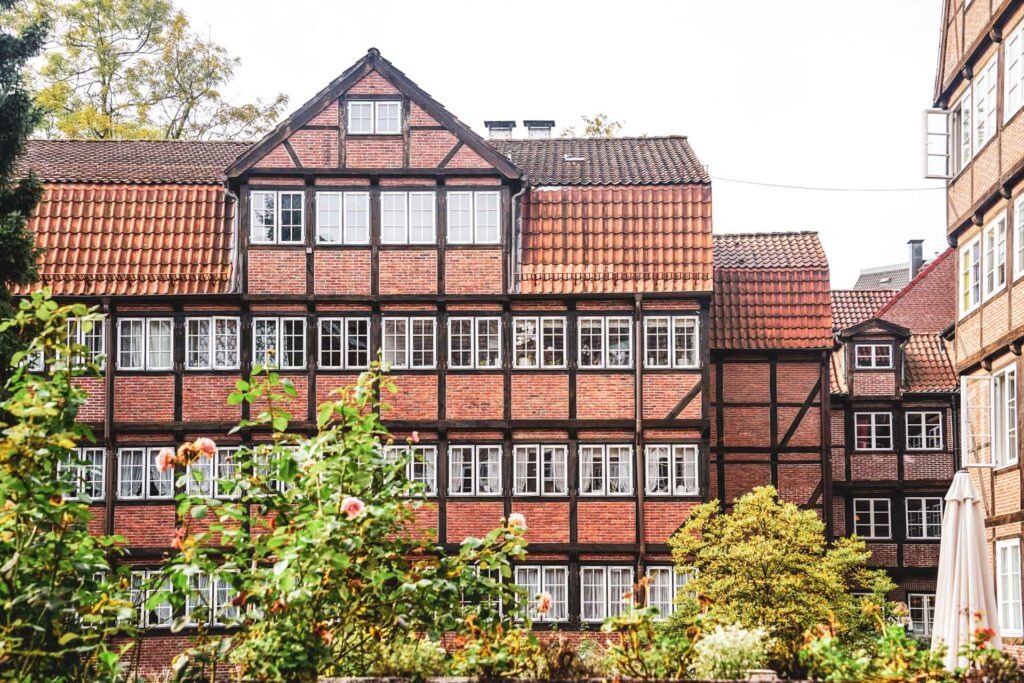 Herbst in Hamburg: die historischen Fachwerkhäuser des KomponistenQuartiers in Hamburg sind ein toller Fotospot im Herbst