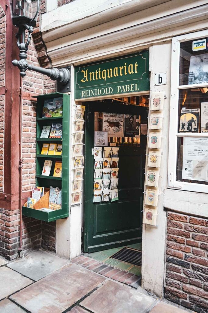 Fotospots in Hamburg: Das Antiquariat Reinhold Pabel im Innenhof der Krameramtsstuben in Hamburg