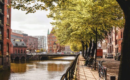 Herbst in Hamburg: Der Holländischebrookfleet ist der perfekte Ort für tolle Herbstfotos in der Hamburger Speicherstadt, umrahmt von Bäumen mit goldenen Blättern