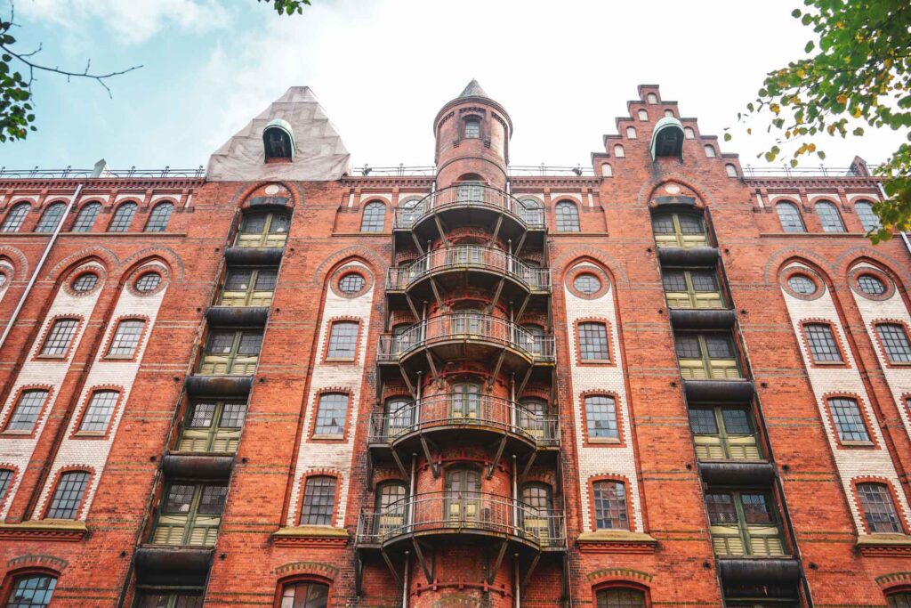 Fotospots in Hamburg im Herbst: Historische Speichergebäude am Holländischbrookfleet in der Hamburger Speicherstadt