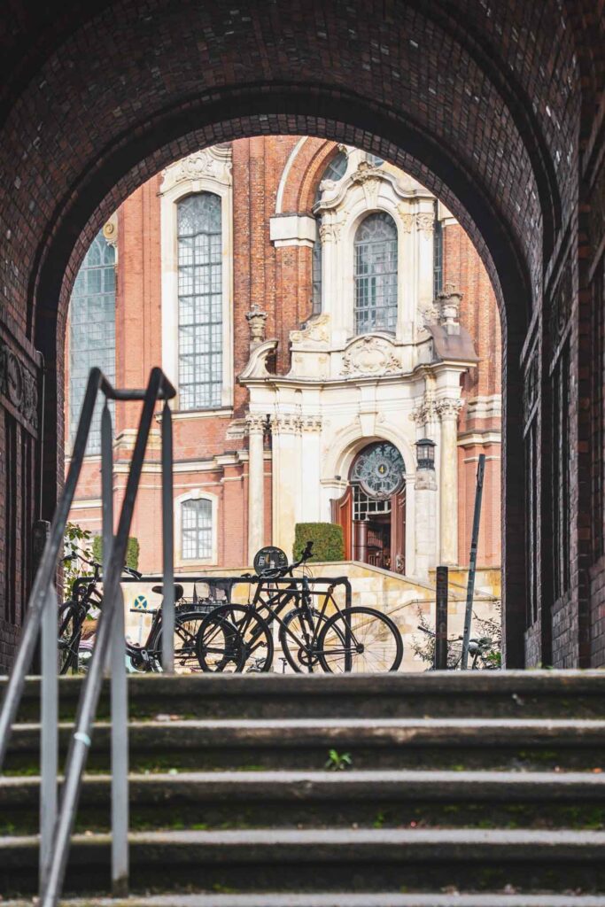 Fotospots in Hamburg im Herbst: Vom Thielickestieg gelangt man durch einen Durchgang zur Kirche St. Michaelis