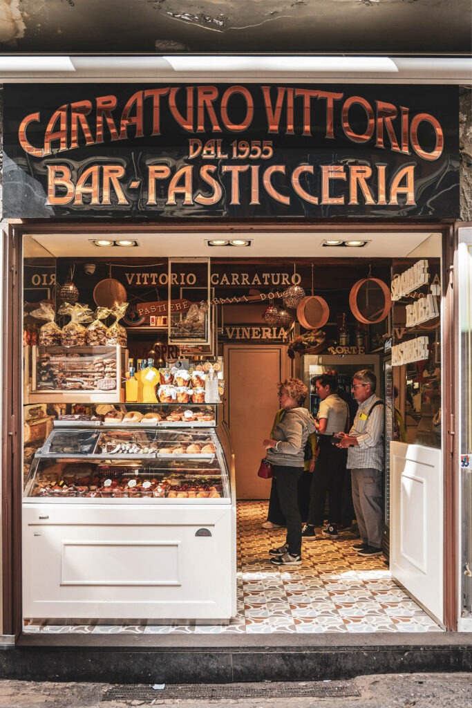 Eine typische Pasticceria mit Café und Bar in Süditalien mit einer Auslage an typischen Konditor-Spezialitäten