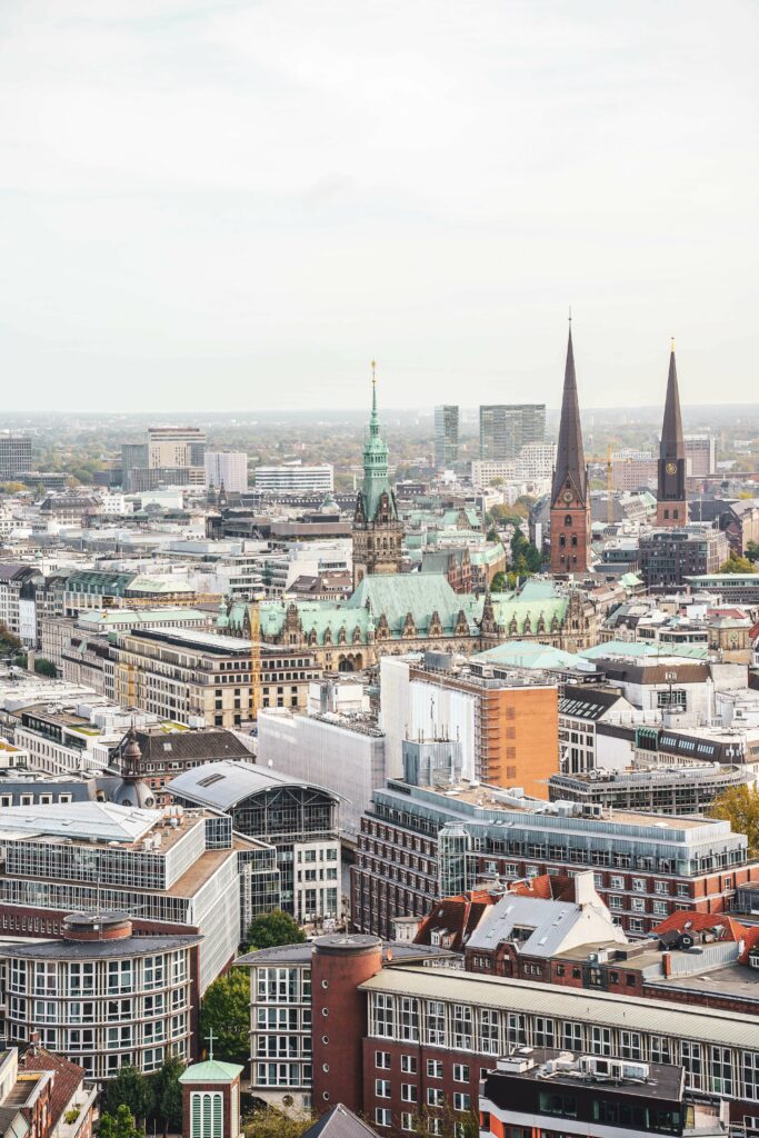 Fotospots in Hamburg im Herbst: Die Aussicht vom Turm der Kirche St. Michaelis in der Hamburger Neustadt auf die Innenstadt und das Hamburger Rathaus