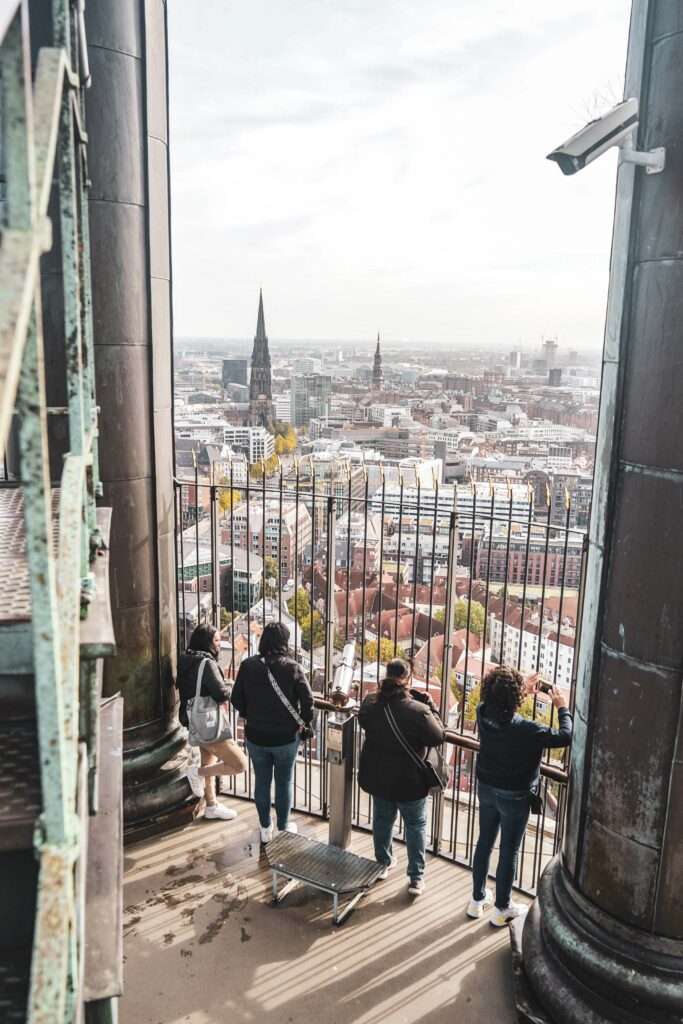Fotospots in Hamburg im Herbst: Die Aussicht vom Turm der Kirche St. Michaelis auf die Hamburger Innenstadt