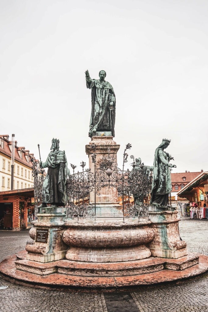 Maximilianbrunnen auf dem Maximiliansplatz, auf dem zur Adventszeit die Marktstände des Bamberger Weihnachtsmarktes aufgebaut sind