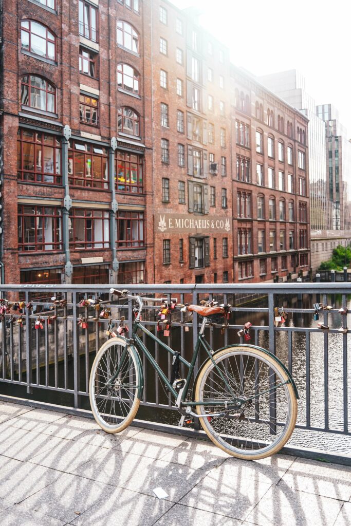 Fotospots in Hamburg im Herbst: Der Blick auf die Kontorhäuser und Speicher der Fleetinsel von der Michaelisbrücke aus. Im Vordergrund steht ein Vintage-Fahrrad.