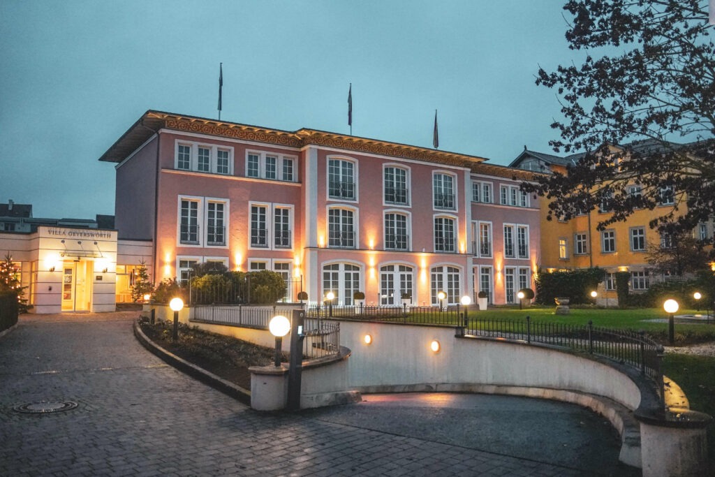 Das Hotel Villa Geyerswörth im Winter: Ein edles Vier-Sterne-Superior-Hotel im mediterranen Stil in Bamberg, beleuchtet in der Dämmerung