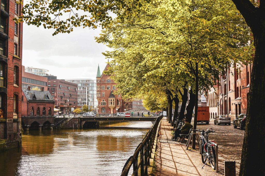 Fotospots in Hamburg: Der Holländischebrookfleet ist der perfekte Ort für tolle Herbstfotos in der Hamburger Speicherstadt, umrahmt von Bäumen mit goldenen Blättern