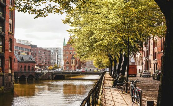 Fotospots in Hamburg: Der Holländischebrookfleet ist der perfekte Ort für tolle Herbstfotos in der Hamburger Speicherstadt, umrahmt von Bäumen mit goldenen Blättern