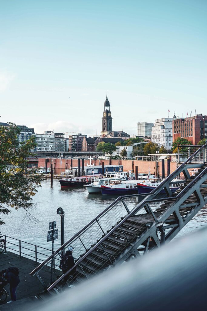 Fotospots in Hamburg: Blick vom Kehrwiedersteg auf den Binnenhafen und die Kirche St. Michaelis