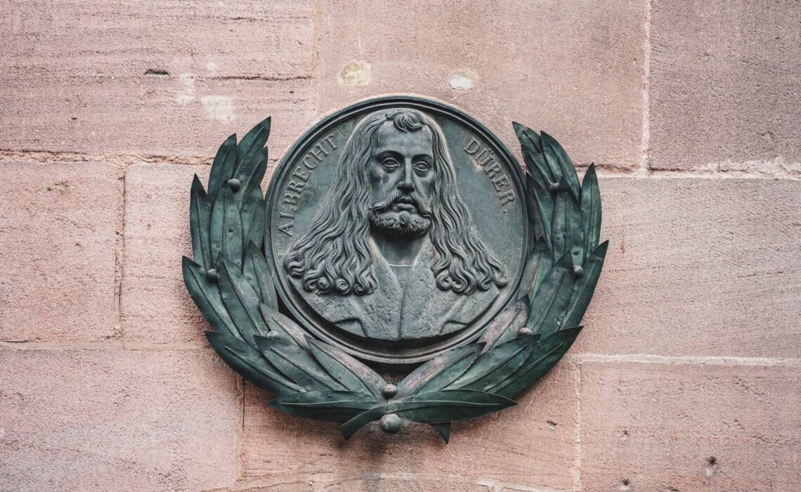 Abbild Albrecht Dürers in Medaillenform an der Außenwand des ehemaligen Wohnhauses des Künstlers