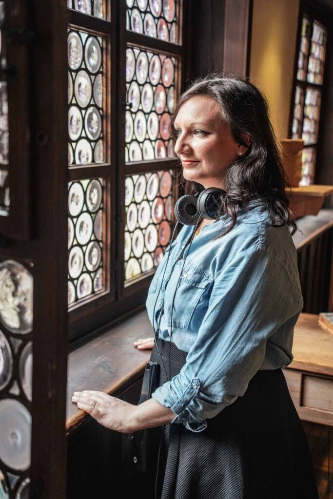 Reisetipps Nürnberg: Alexandra von Tables and Fables steht im Albrecht-Dürer-Haus an einem Fenster
