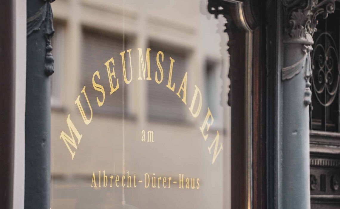 Reisetipps Nürnberg: Schaufenster des Museumsladens des Albrecht-Dürer-Hauses in Nürnberg