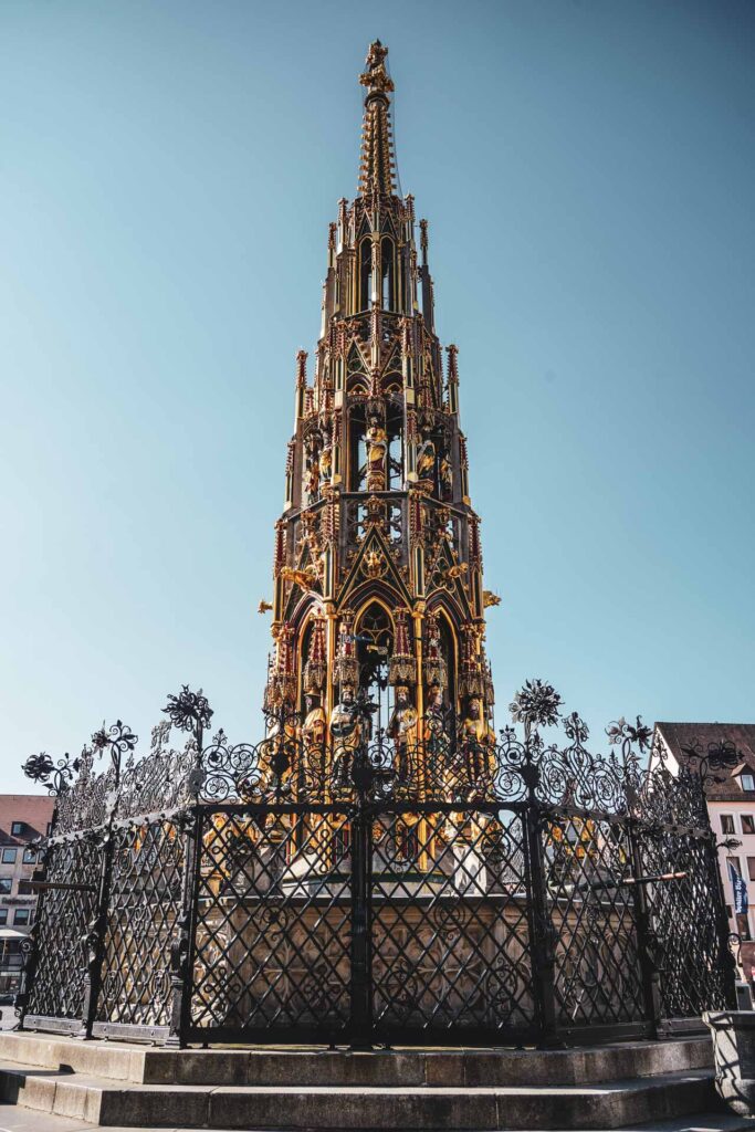 Sehenswürdigkeiten Nürnberg: Der Schöne Brunnen am Nürnberger Hauptmarkt in Pyramiedenform