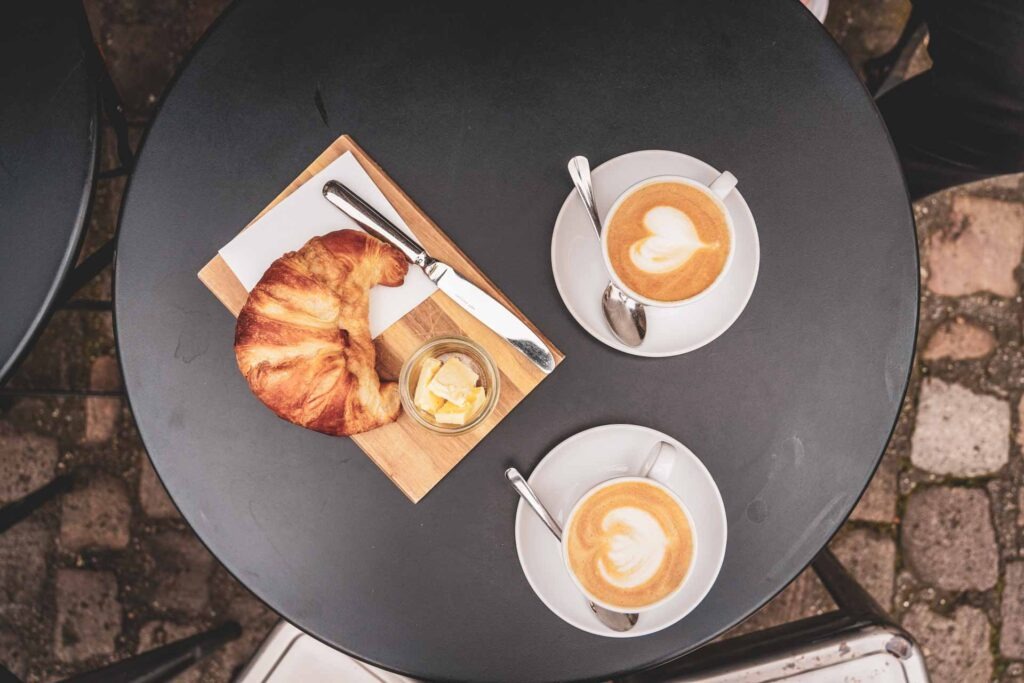 Foodtipps Nürnberg: Frühstückspause im Café in der 12 im Handwerkerhof mit Cappuccino und Croissants