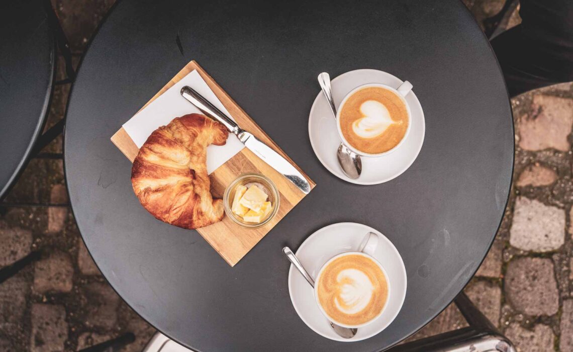 Foodtipps Nürnberg: Frühstückspause im Café in der 12 im Handwerkerhof mit Cappuccino und Croissants