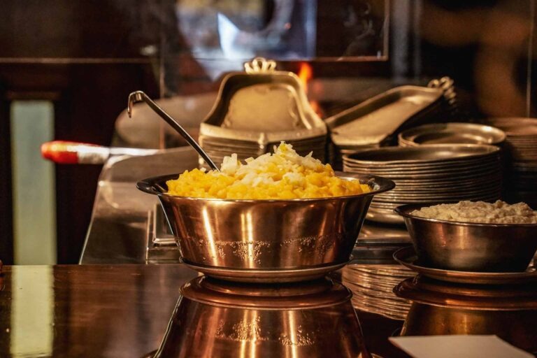 Foodtipps Nürnberg: Beliebte Beilage: Zu den original Nürnberger Bratwürsten genießt man am liebsten Sauerkraut, Bauernbrot oder hausgemachten Kartoffelsalat