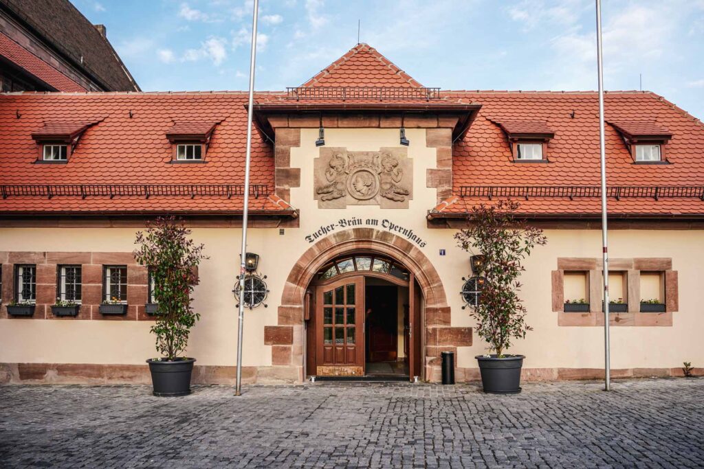Foodtipps Nürnberg: Der Eingang zum Wirtshaus Tucher-Bräu am Opernhaus am Karthäusertor in Nürnberg