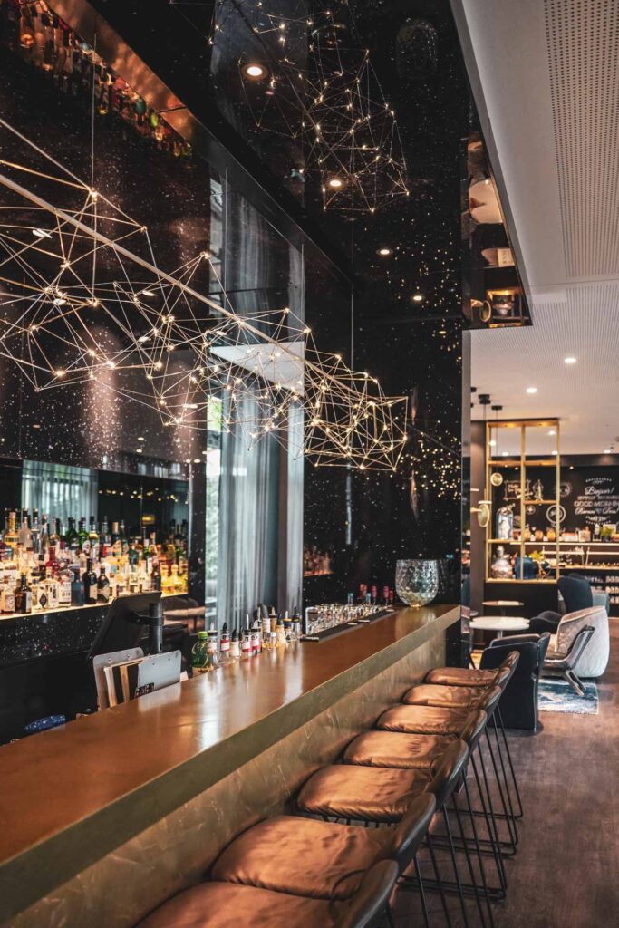 Hoteltipp Nürnberg: Die Bar im Design-Hotel Motel One Nürnberg-Plärrer mit stylischem Interior im Weltraumdesign