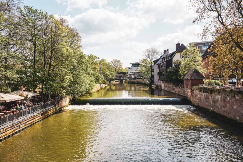 Reisetipps Nürnberg: Blick auf den Fluss Pegnitz von der Heubrücke aus im Frühling