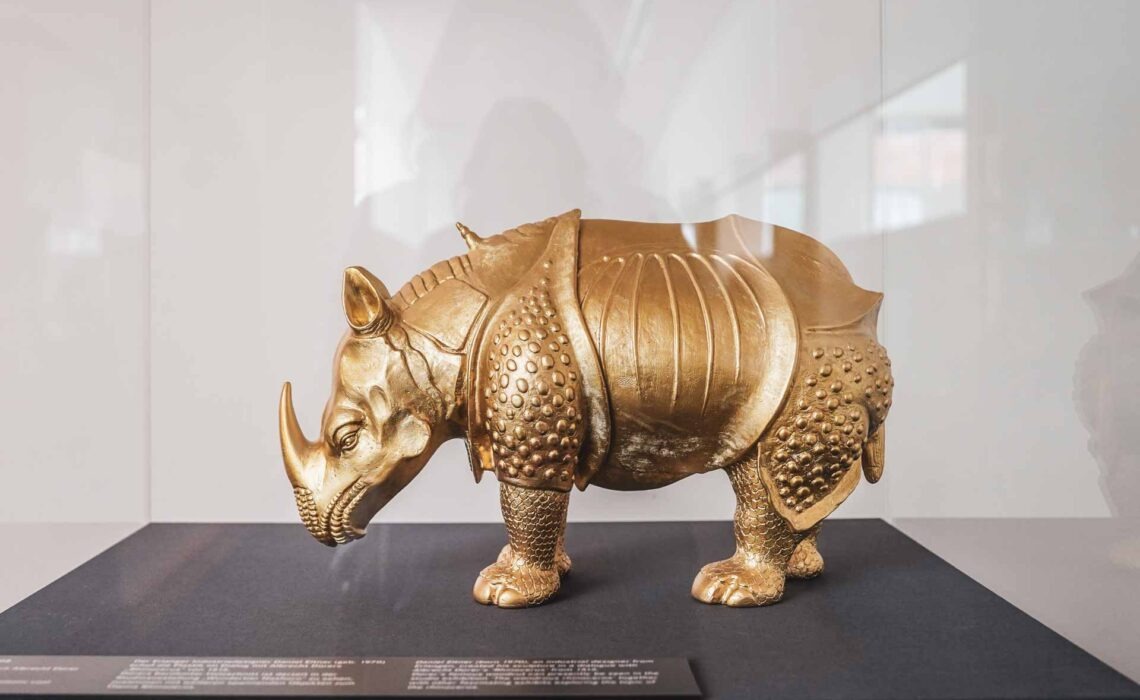 Goldenes Rhinozeros-Modell eines Rhinozeros nach dem Vorbild von Albrecht Dürers Holzschnitt im Germanischen Nationalmuseum
