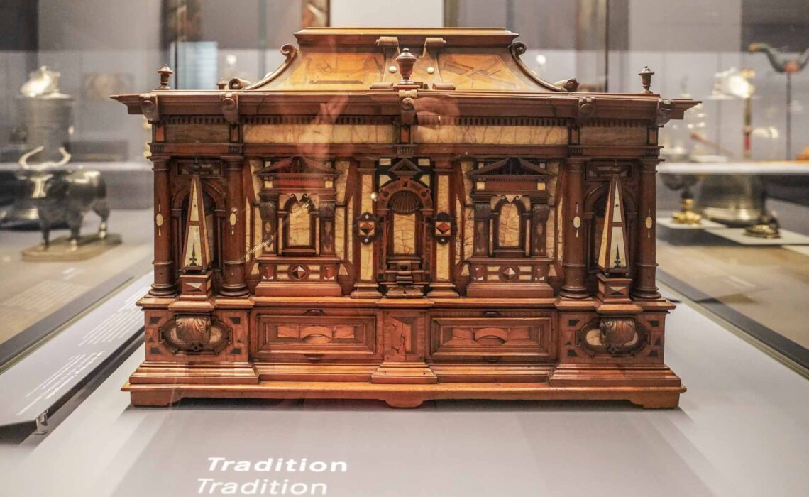Sehenswürdigkeiten Nürnberg: Aufwendig gearbeitete Holzkiste in der Dauerausstellung Handwerk und Medizin des Germanischen Nationalmuseums in Nürnberg