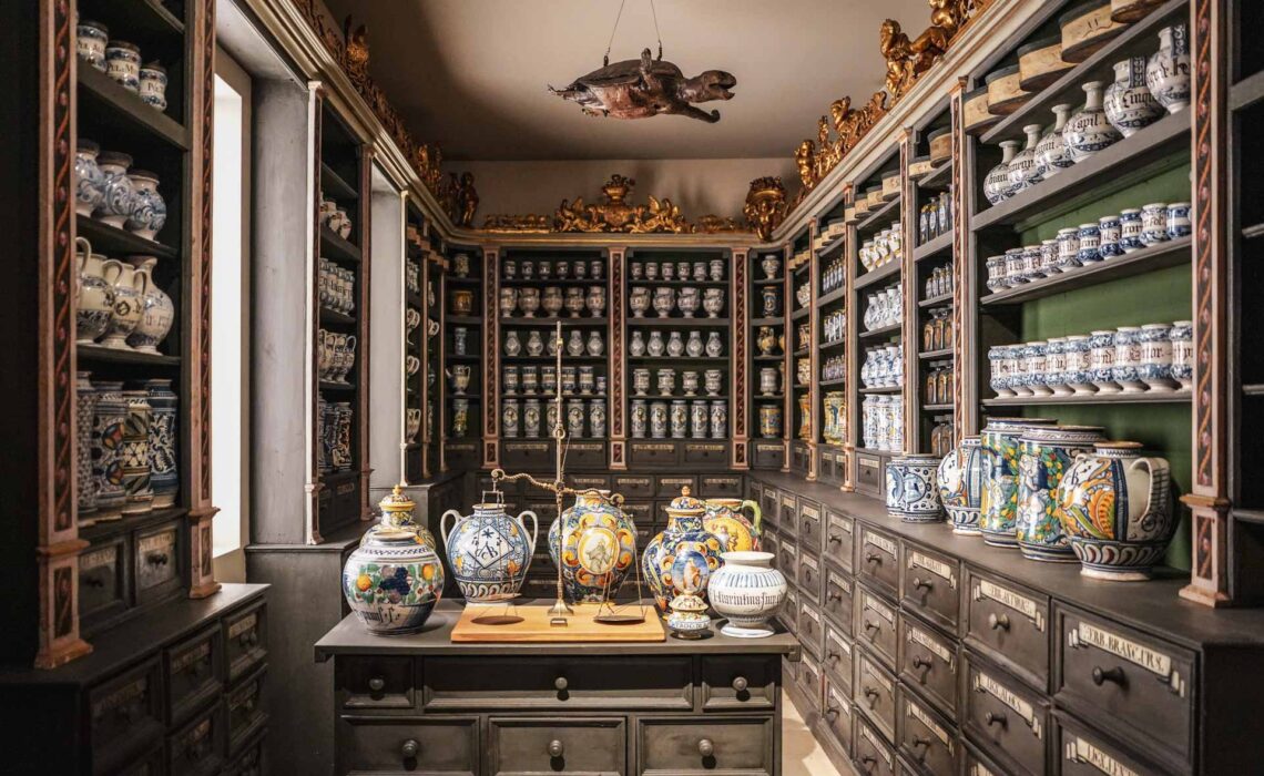 Sehenswürdigkeiten Nürnberg: Beeindruckende historische Apothekeneinrichtung in der Dauerausstellung Handwerk und Medizin