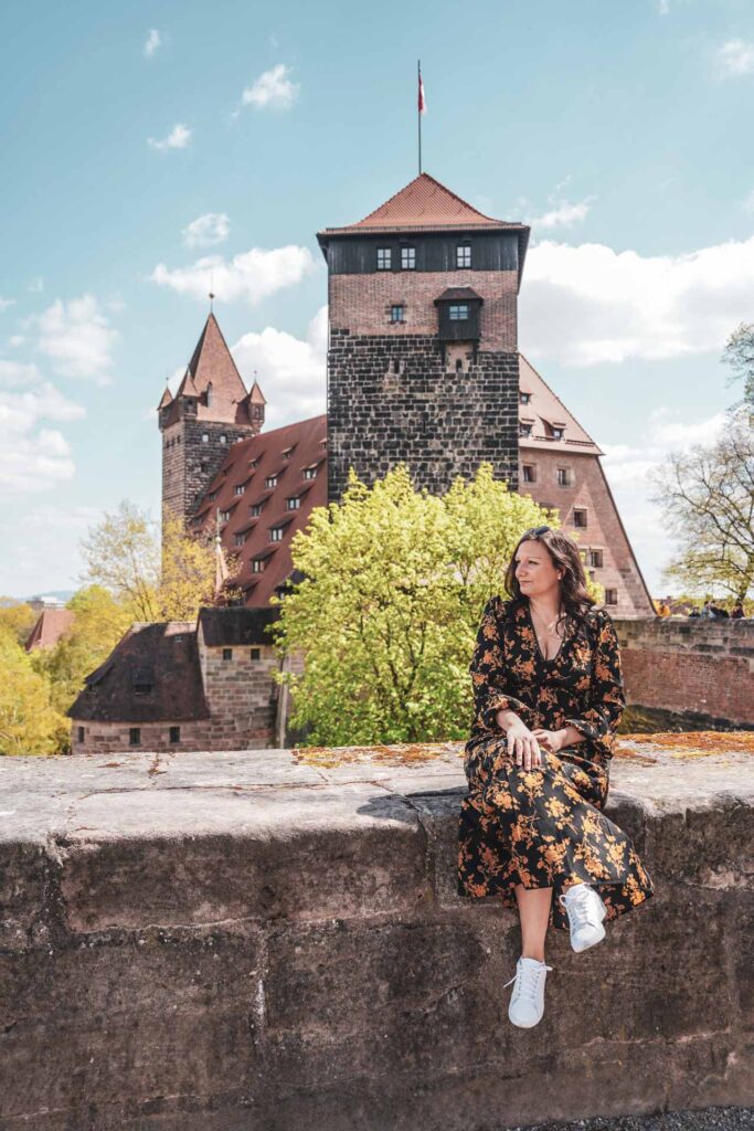 Reisetipps Nürnberg – toller Fotospot: Blick auf den Fünfeckturm von der Vestnertorbastei auf der Burganlage der Kaiserburg Nürnberg aus